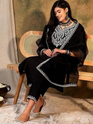 Ethnic Motifs Embroidered Thread Work Kurta With Trousers & Dupatta 7