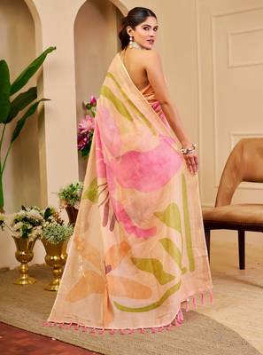 Peach shimmer printed zari saree with unstitched blouse piece. 5