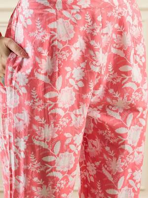 Women Pink Kurta Sets 3