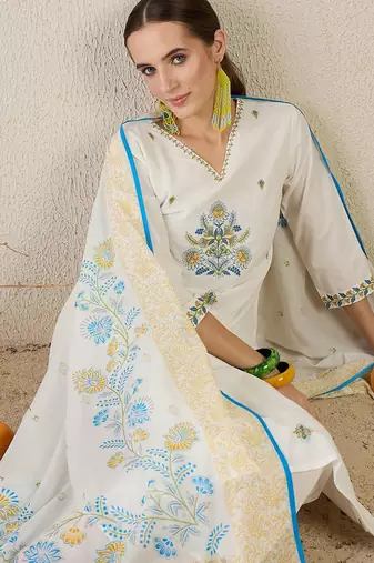 Women Floral Embroidered Regular Thread Work Pure Cotton Kurta with Trousers & With Dupatta