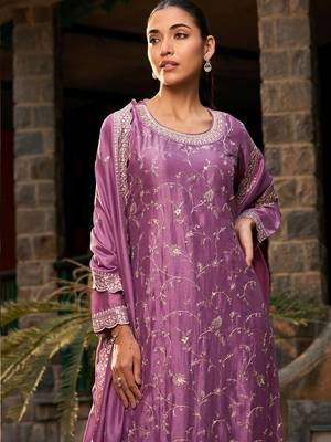 Floral Embroidered Regular Thread Work Straight Kurta with Trousers & Dupatta 2