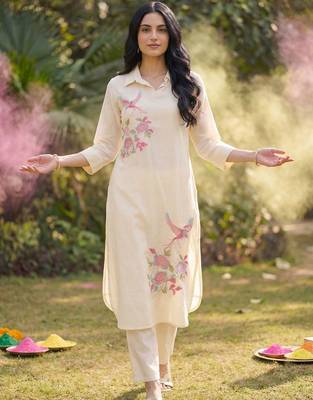 Women Floral Embroidered Regular Thread Work Kurta with Trousers 1
