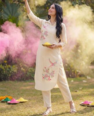 Women Floral Embroidered Regular Thread Work Kurta with Trousers 3