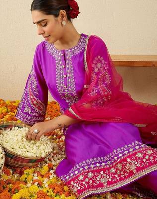 Floral Yoke Design Round Neck Thread Work Straight Kurta & Dupatta with Trousers 5