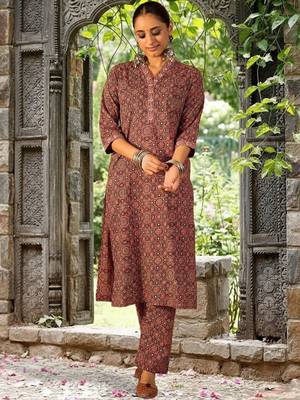 Women Printed Regular Pure Cotton Kurta with Trousers 1