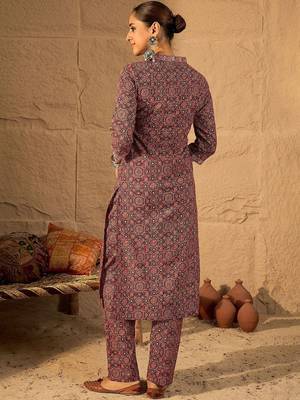 Women Printed Regular Pure Cotton Kurta with Trousers 4