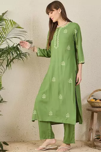 Floral Embroidered Round Neck Thread Work Straight Kurta & Trousers