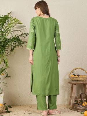 Floral Embroidered Round Neck Thread Work Straight Kurta & Trousers 4
