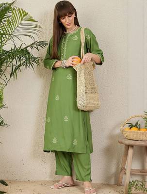 Floral Embroidered Round Neck Thread Work Straight Kurta & Trousers 5