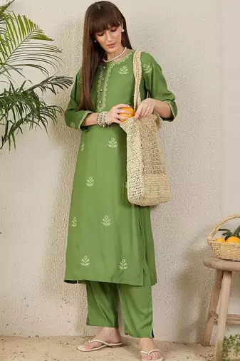Floral Embroidered Round Neck Thread Work Straight Kurta & Trousers