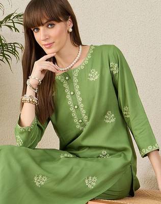 Floral Embroidered Round Neck Thread Work Straight Kurta & Trousers 6