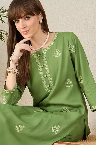 Floral Embroidered Round Neck Thread Work Straight Kurta & Trousers