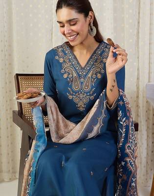 Ethnic Motifs Embroidered V-Neck Thread Work Kurta With Trousers & Dupatta 2