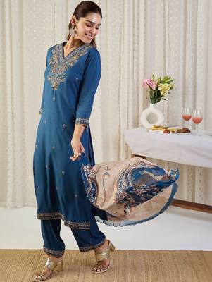 Ethnic Motifs Embroidered V-Neck Thread Work Kurta With Trousers & Dupatta 4