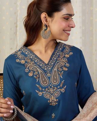 Ethnic Motifs Embroidered V-Neck Thread Work Kurta With Trousers & Dupatta 6