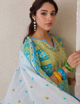 Floral Printed Notch Neck Pure Cotton Kurta With Trousers & Dupatta 2