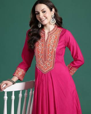 Women Ethnic Motifs Embroidered Pleated Mirror Work Kurta with Trousers 2