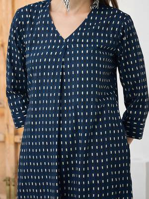 Women Geometric Printed Cotton Kurta with Trousers 3