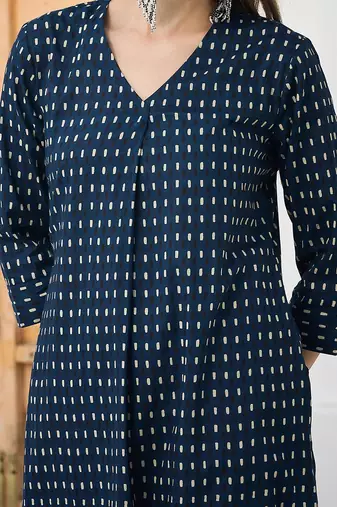 Women Geometric Printed Cotton Kurta with Trousers