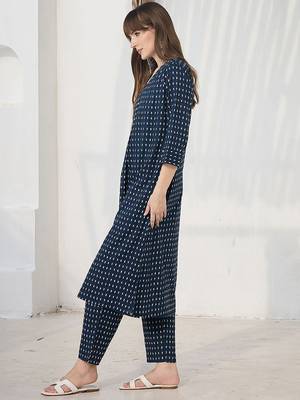 Women Geometric Printed Cotton Kurta with Trousers 4