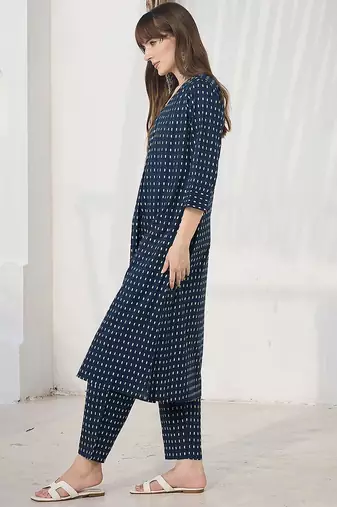 Women Geometric Printed Cotton Kurta with Trousers