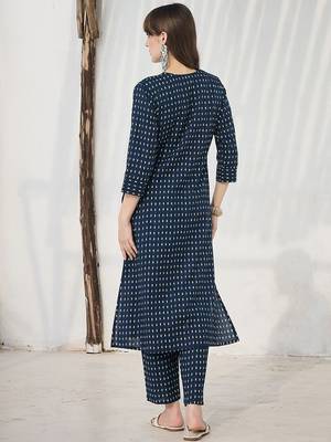 Women Geometric Printed Cotton Kurta with Trousers 5