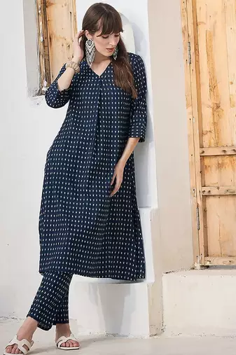 Women Geometric Printed Cotton Kurta with Trousers