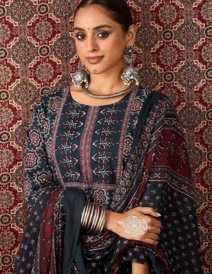 Women Floral Printed Regular Pure Cotton Kurta with Trousers & Dupatta Kurta Sets 3