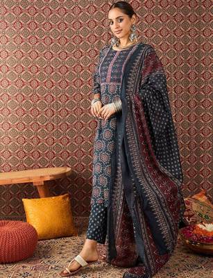 Women Floral Printed Regular Pure Cotton Kurta with Trousers & Dupatta Kurta Sets 4
