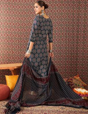 Women Floral Printed Regular Pure Cotton Kurta with Trousers & Dupatta Kurta Sets 5