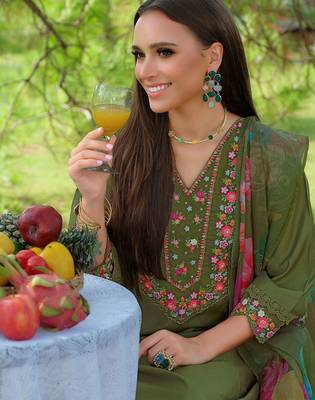 Women Floral Embroidered Thread Work Liva Kurta with Trousers & With Dupatta 2