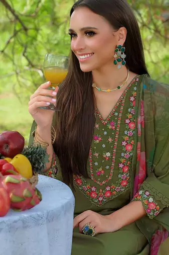 Women Floral Embroidered Thread Work Liva Kurta with Trousers & With Dupatta