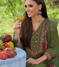 Women Floral Embroidered Thread Work Liva Kurta with Trousers & With Dupatta