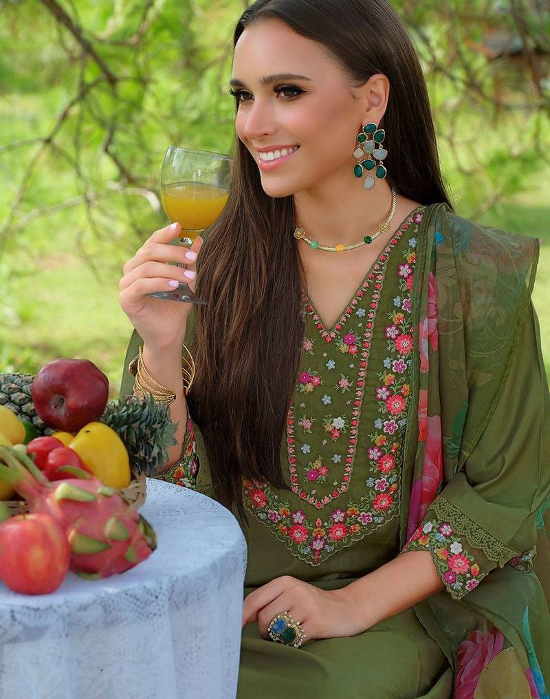 Women Floral Embroidered Thread Work Liva Kurta with Trousers & With Dupatta