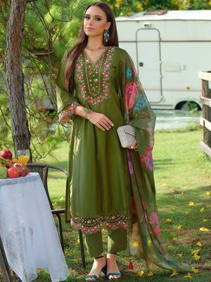 Women Floral Embroidered Thread Work Liva Kurta with Trousers & With Dupatta 1