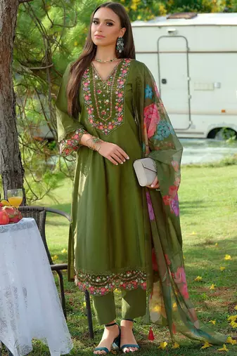 Women Floral Embroidered Thread Work Liva Kurta with Trousers & With Dupatta
