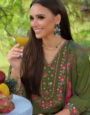 Women Floral Embroidered Thread Work Liva Kurta with Trousers & With Dupatta 3
