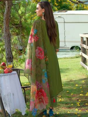 Women Floral Embroidered Thread Work Liva Kurta with Trousers & With Dupatta 4