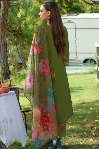 Women Floral Embroidered Thread Work Liva Kurta with Trousers & With Dupatta