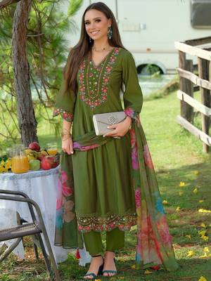 Women Floral Embroidered Thread Work Liva Kurta with Trousers & With Dupatta 5