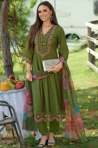 Women Floral Embroidered Thread Work Liva Kurta with Trousers & With Dupatta
