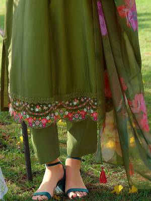 Women Floral Embroidered Thread Work Liva Kurta with Trousers & With Dupatta 7