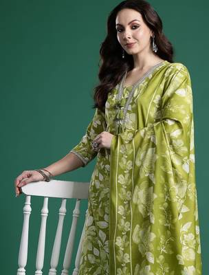 Women Floral Printed Regular Beads and Stones Kurta with Trousers & With Dupatta 2