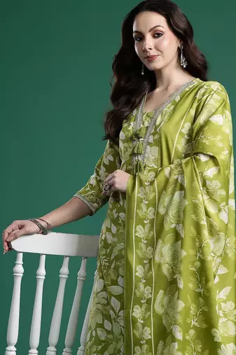 Women Floral Printed Regular Beads and Stones Kurta with Trousers & With Dupatta