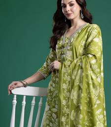 Women Floral Printed Regular Beads and Stones Kurta with Trousers & With Dupatta