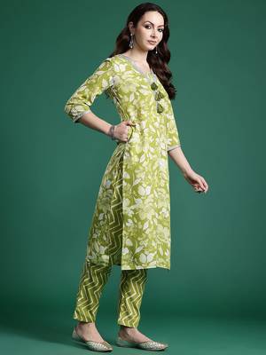 Women Floral Printed Regular Beads and Stones Kurta with Trousers & With Dupatta 6