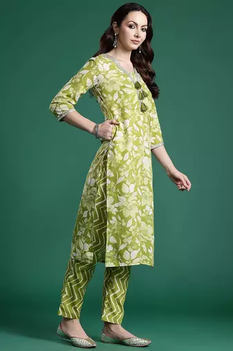 Women Floral Printed Regular Beads and Stones Kurta with Trousers & With Dupatta