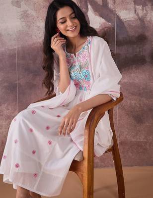 Women Floral Embroidered Regular Thread Work Pure Cotton Kurta with Trousers & With Dupatta 7