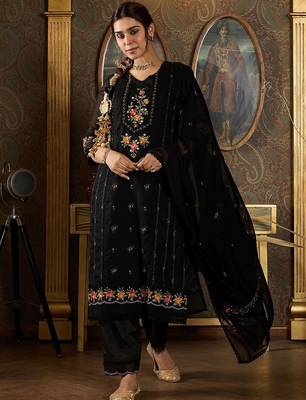 Floral Embroidered Sequinned Panelled Organza Kurta With Trousers & Dupatta 1