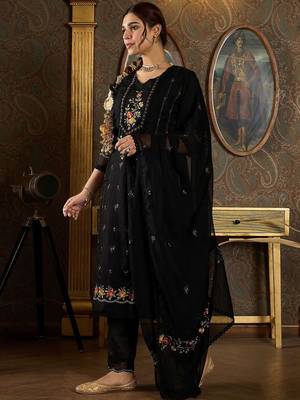 Floral Embroidered Sequinned Panelled Organza Kurta With Trousers & Dupatta 4
